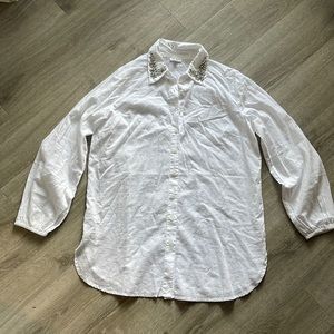 White detailed collard button down